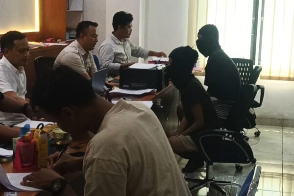 Photo.Dua pelaku dugaan penganiayaan dan percobaan perampokan di Toko Rumah Matahari Ayu